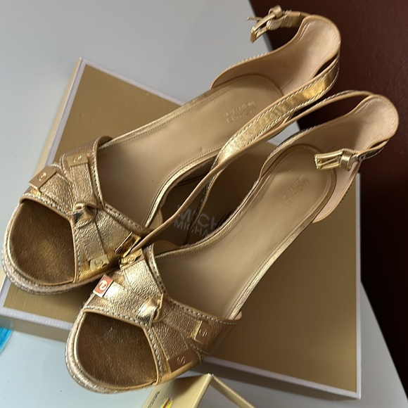 Authentic gold Michael Kors  Ripley wedges 10 - Picture 4 of 11